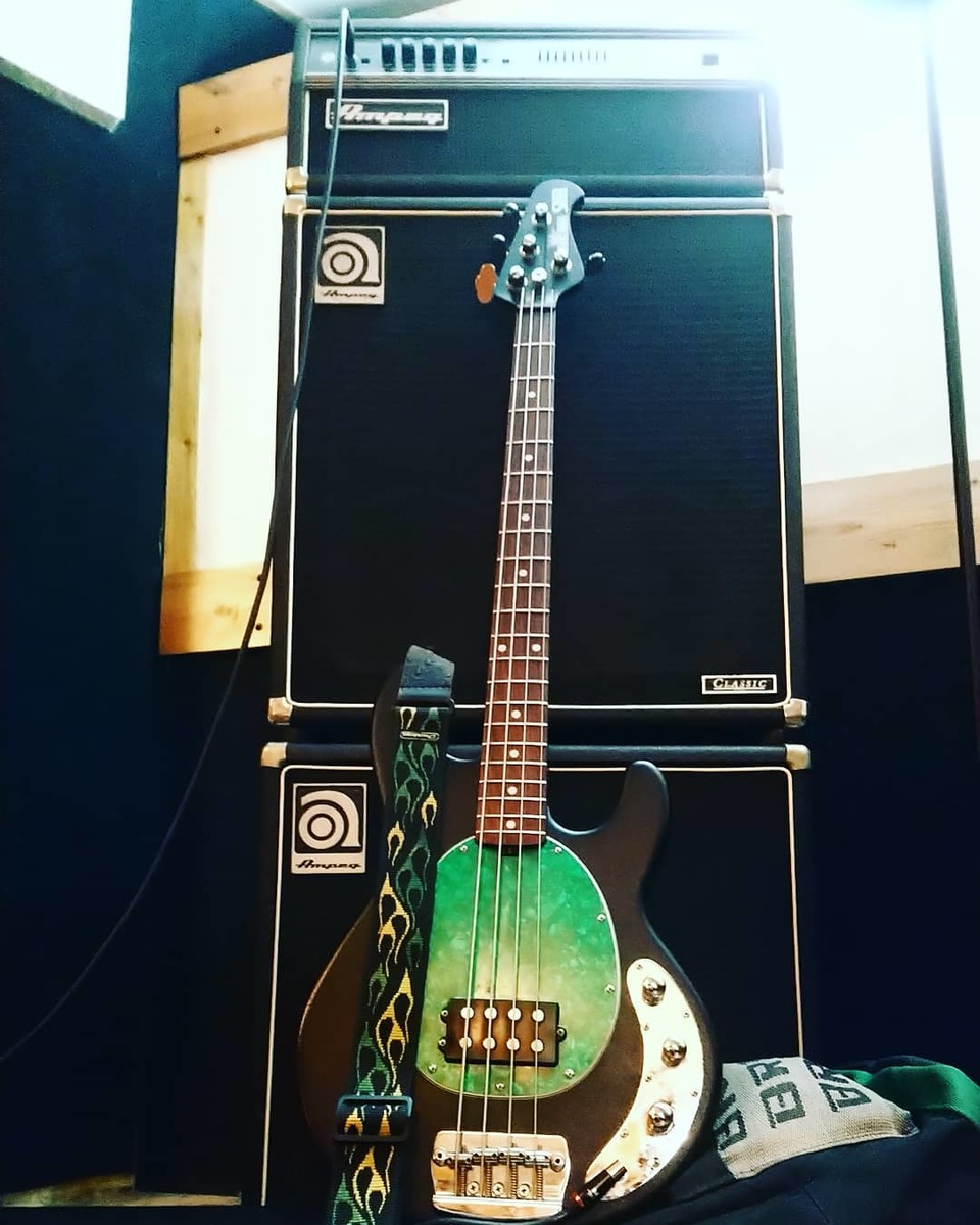 Ampeg Bass Rig by alexi_fontaine featuring Ampeg SVT-350H and Music Man SUB Bass