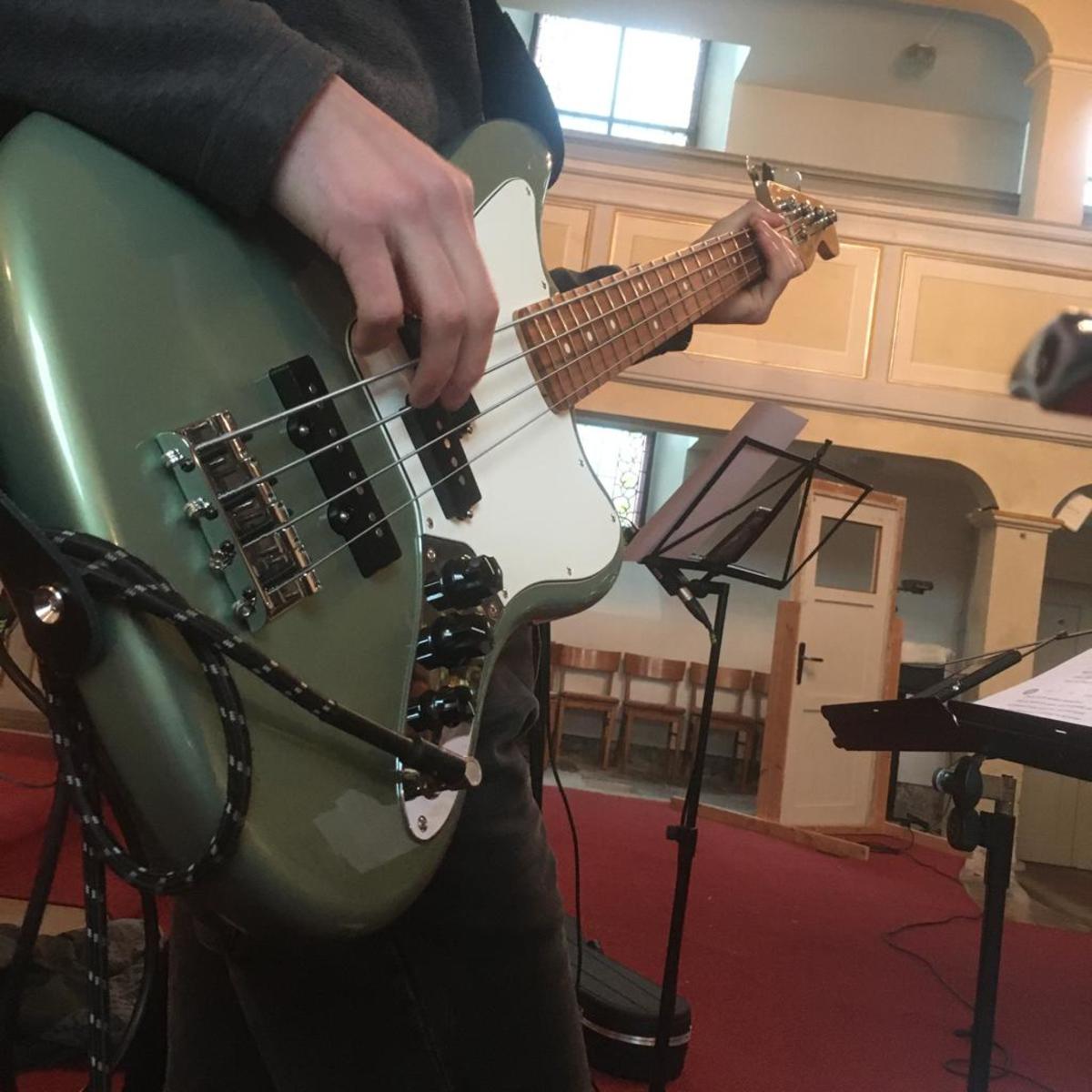 Bass Rig by jojoyea featuring Fender 10' Custom Shop Guitar Cable (Black Tweed, Straight Angled) and Fender Player Jaguar Bass