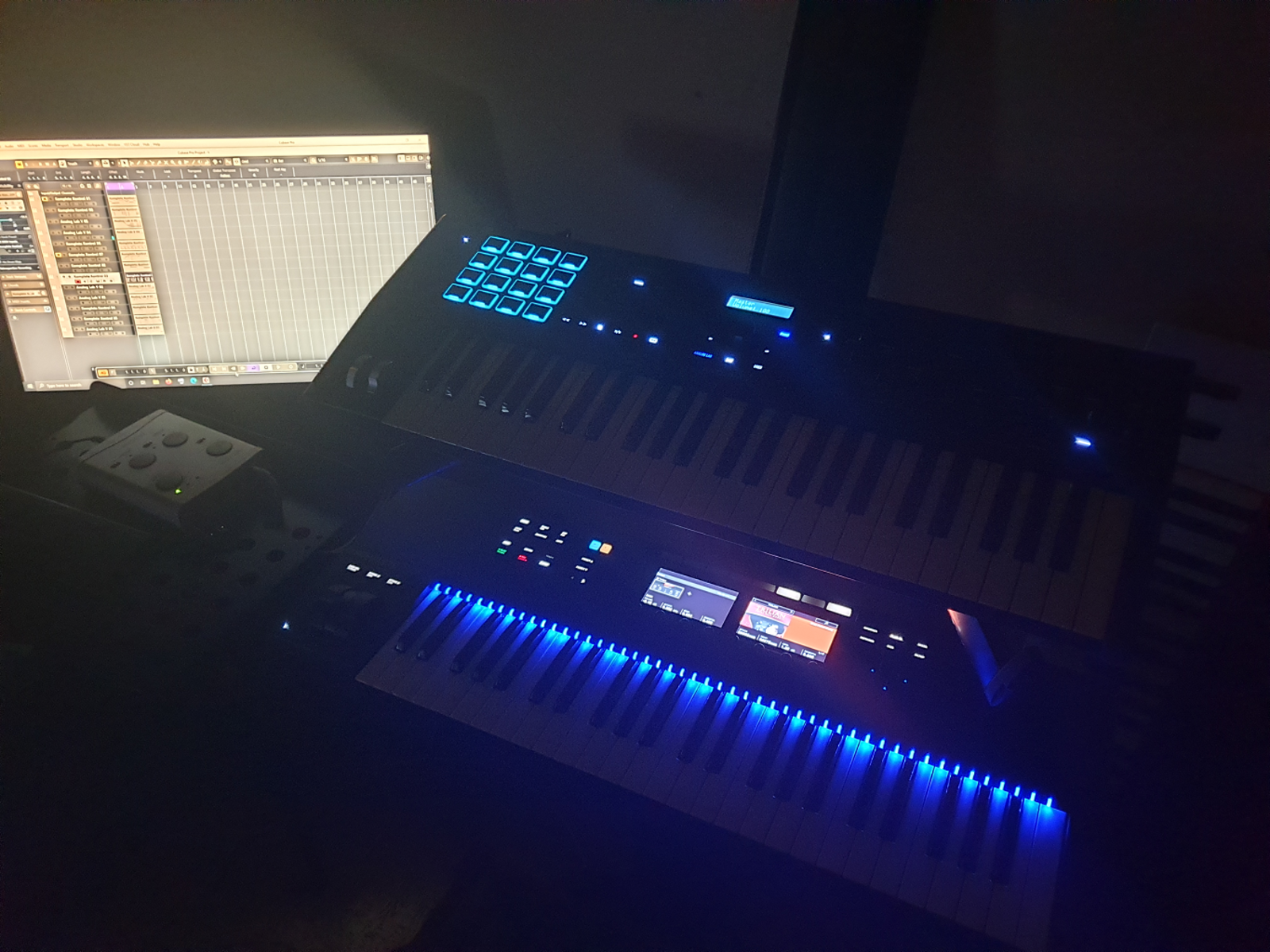 Electronic Studio Setup by minas_chantzides featuring Tascam US-122 Audio Interface, Kensington Track Ball Pro mouse, and Native Instruments Komplete Kontrol S49 MK2 and 2 more pieces of gear