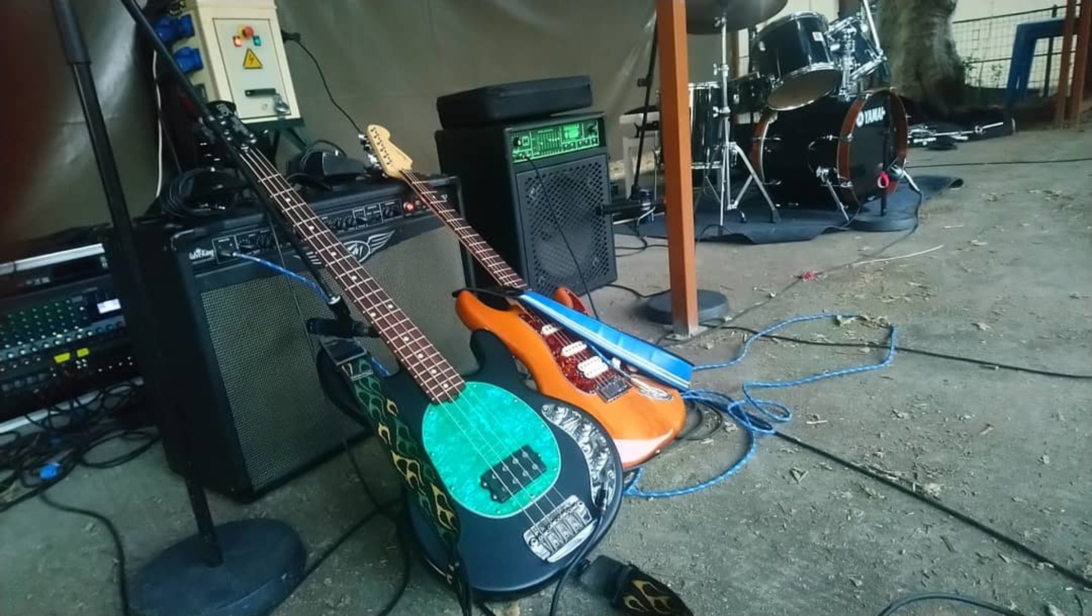 Music Gear Setup by alexi_fontaine featuring Fender American Deluxe Stratocaster HSS Electric Guitar, Peavey Valveking VK-212, and Music Man SUB Bass and 1 more piece of gear
