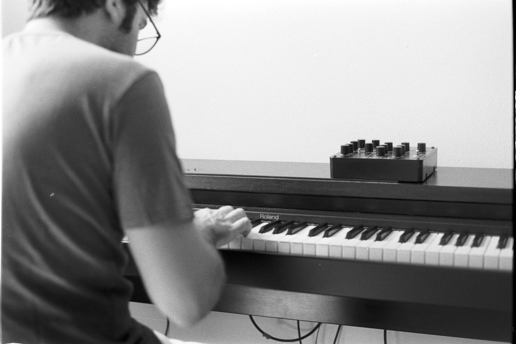 Electronic Studio Setup by lietoofine featuring Waldorf 2-Pole filter and Roland HP1300e