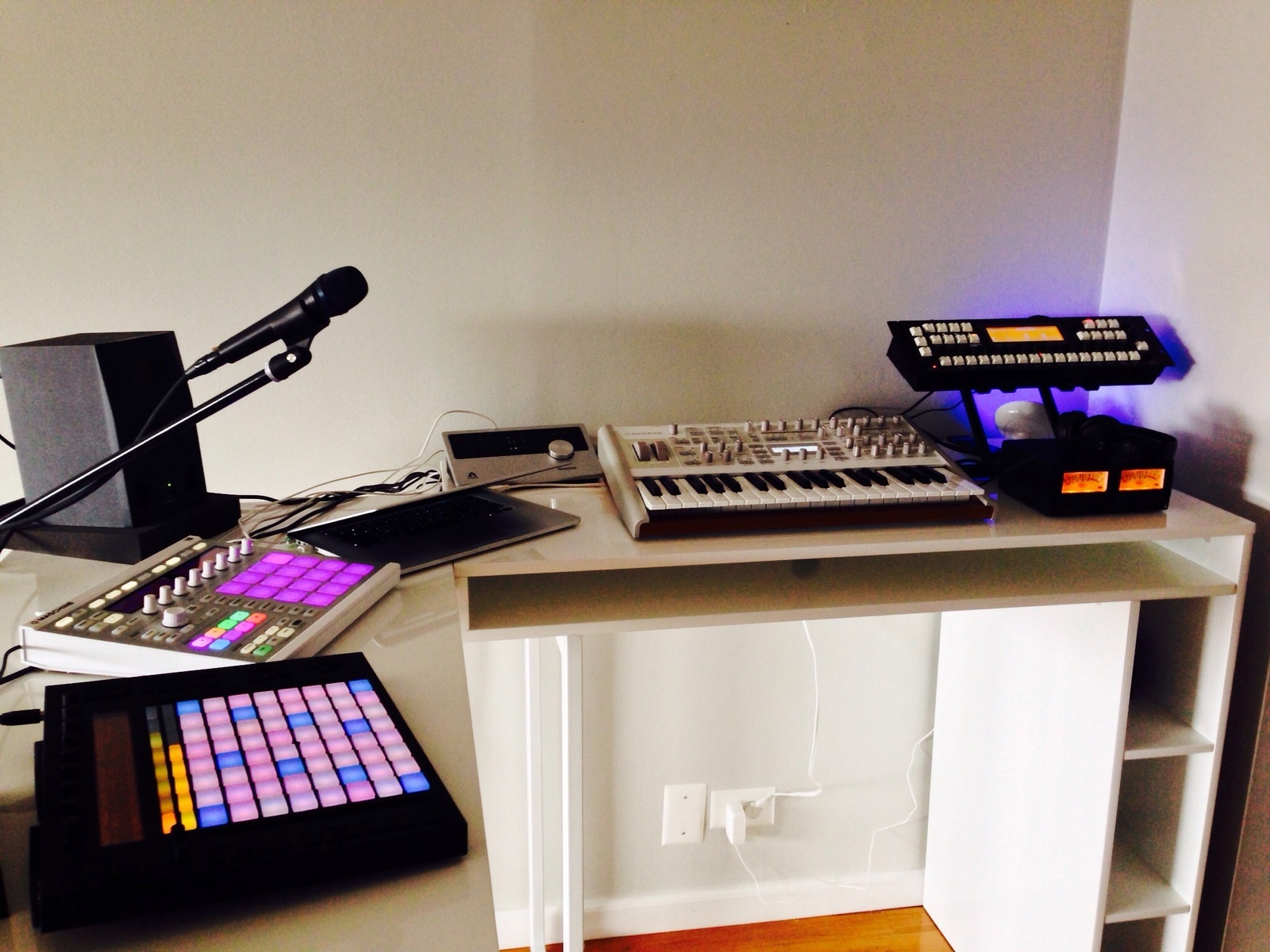 Electronic Synth Setup by dgerbs featuring Native Instruments Maschine MKII and Access Virus TI Polar