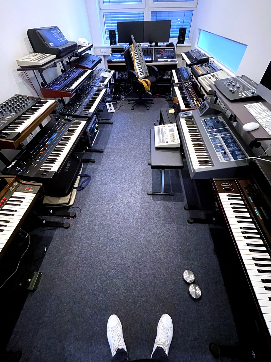 Electronic Synth Setup by mirko_bostic featuring Dave Smith Instruments Poly Evolver Synthesizer, Roland TR-808 Rhythm Composer, and Roland TR-909 Rhythm Composer and 21 more pieces of gear