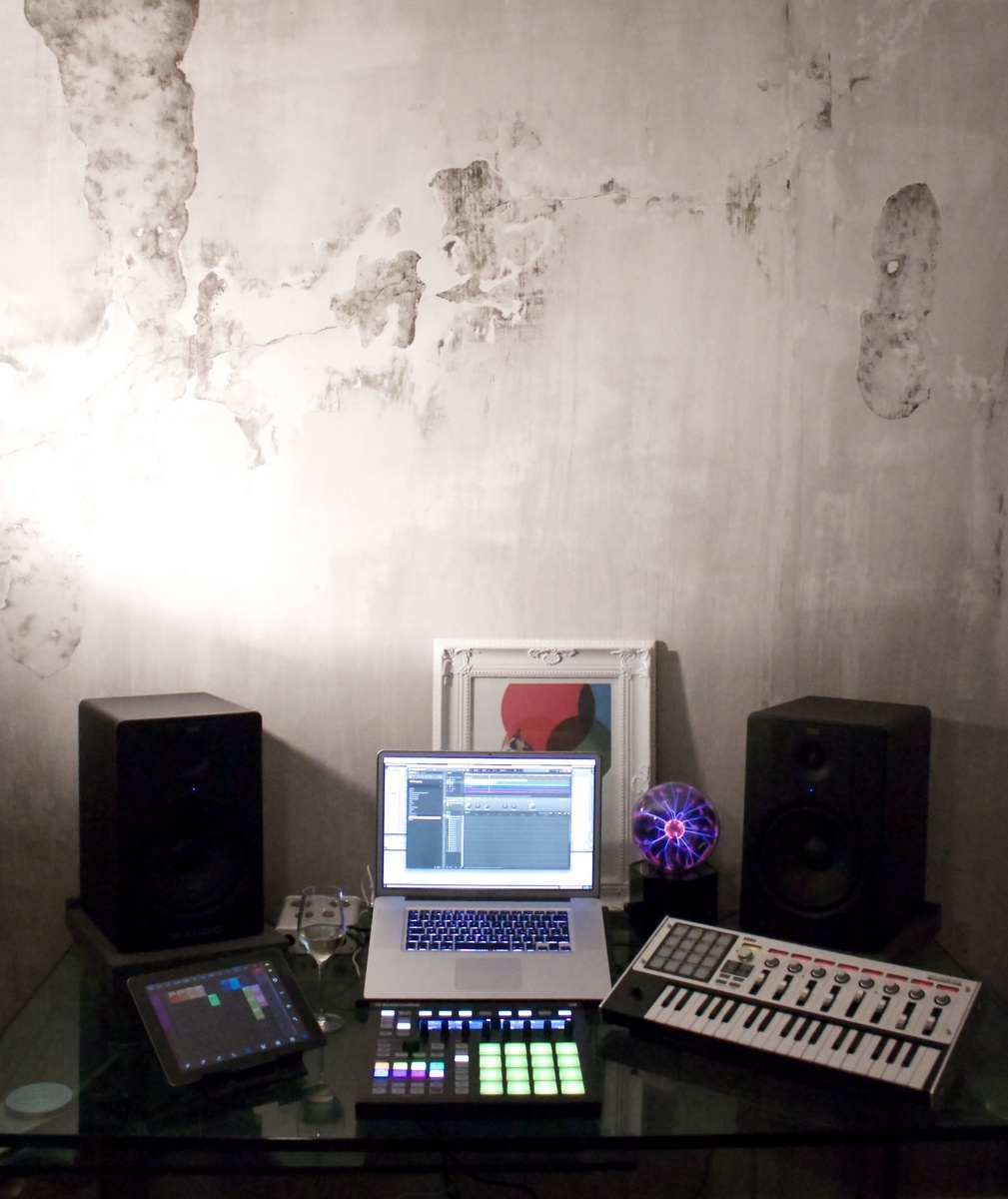 Hip Hop Music Gear Setup by fluidkarma featuring M-Audio BX8 D2 and Native Instruments Maschine MKII
