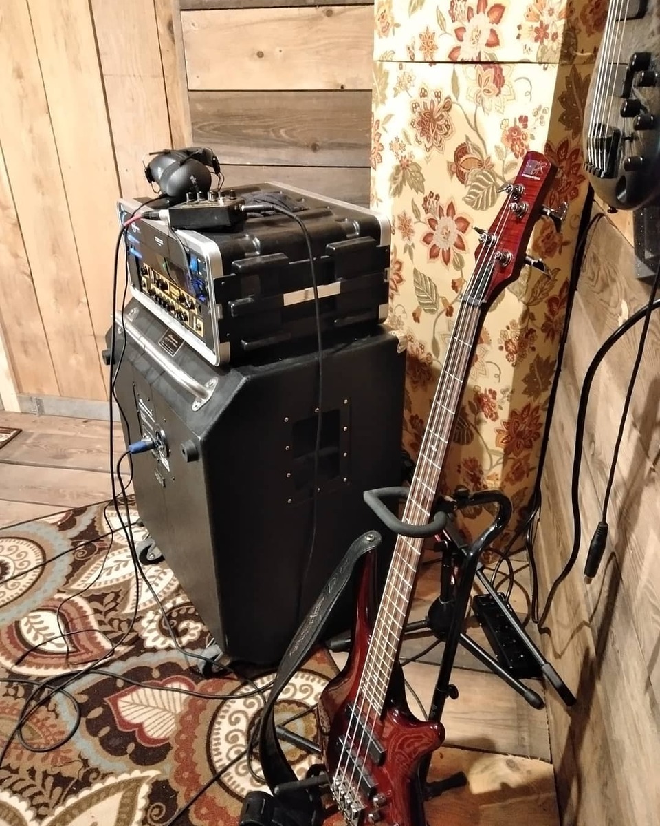 Metal Amp Rig by dustincomorski featuring Vic Firth SIH1 Isolation Headphones, Tech 21 SansAmp Para Driver DI v2, and Ibanez SR700 and 4 more pieces of gear