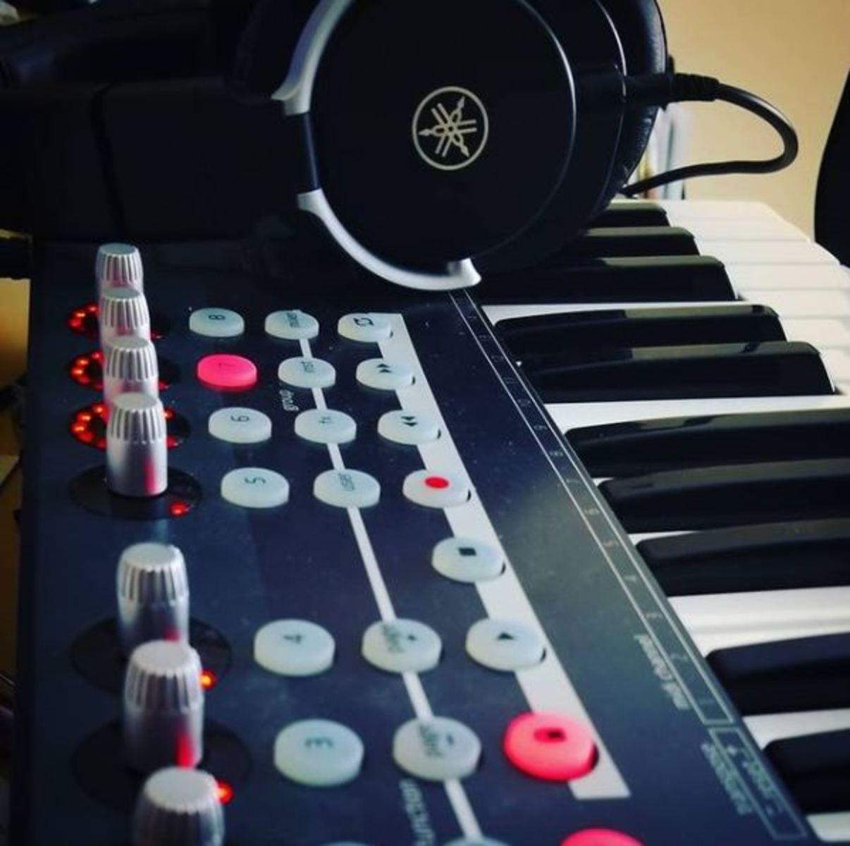 Music Gear Setup by renderedimpulse featuring Yamaha HPH-MT8