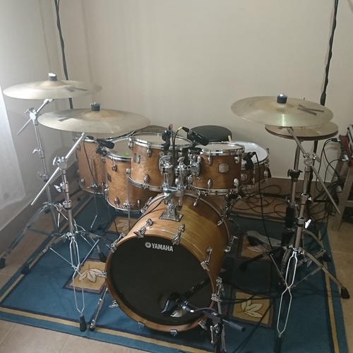 Photo of Yamaha Oak Custom and more gear in a studio and drums
