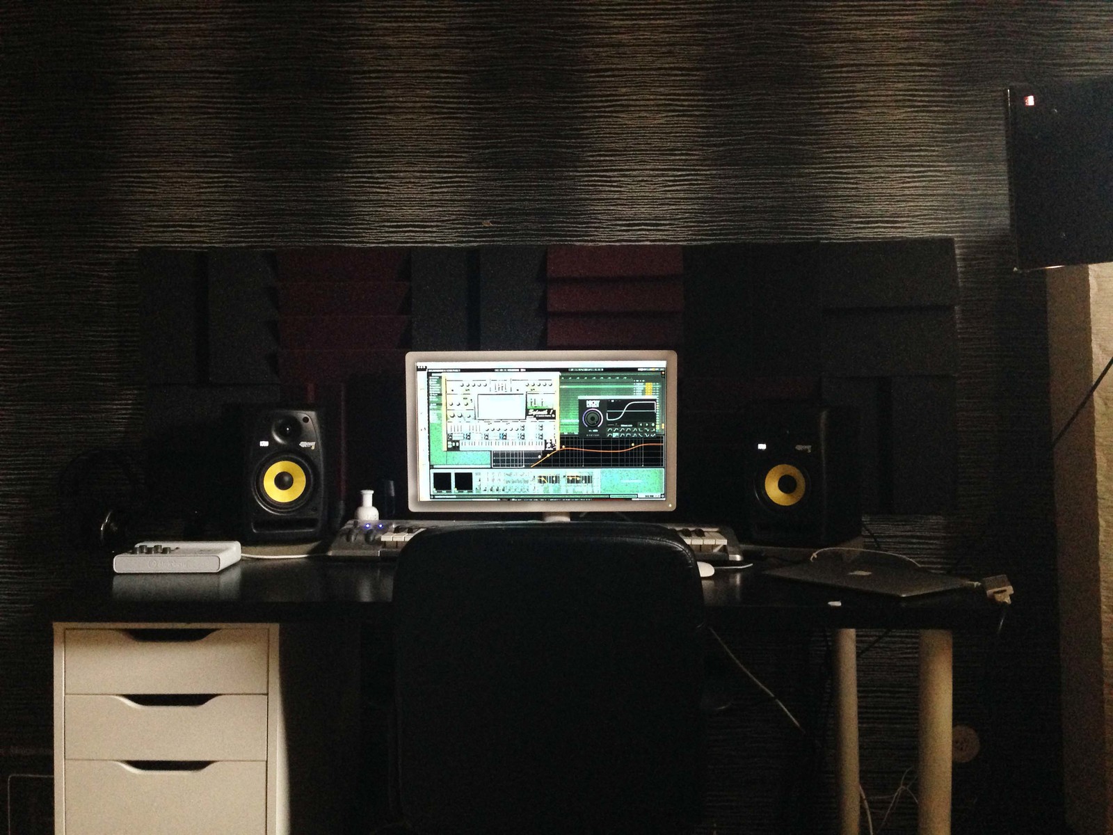 Hip Hop Music Gear Setup by hillbom featuring KRK ROKIT 5 G3 Studio Monitor
