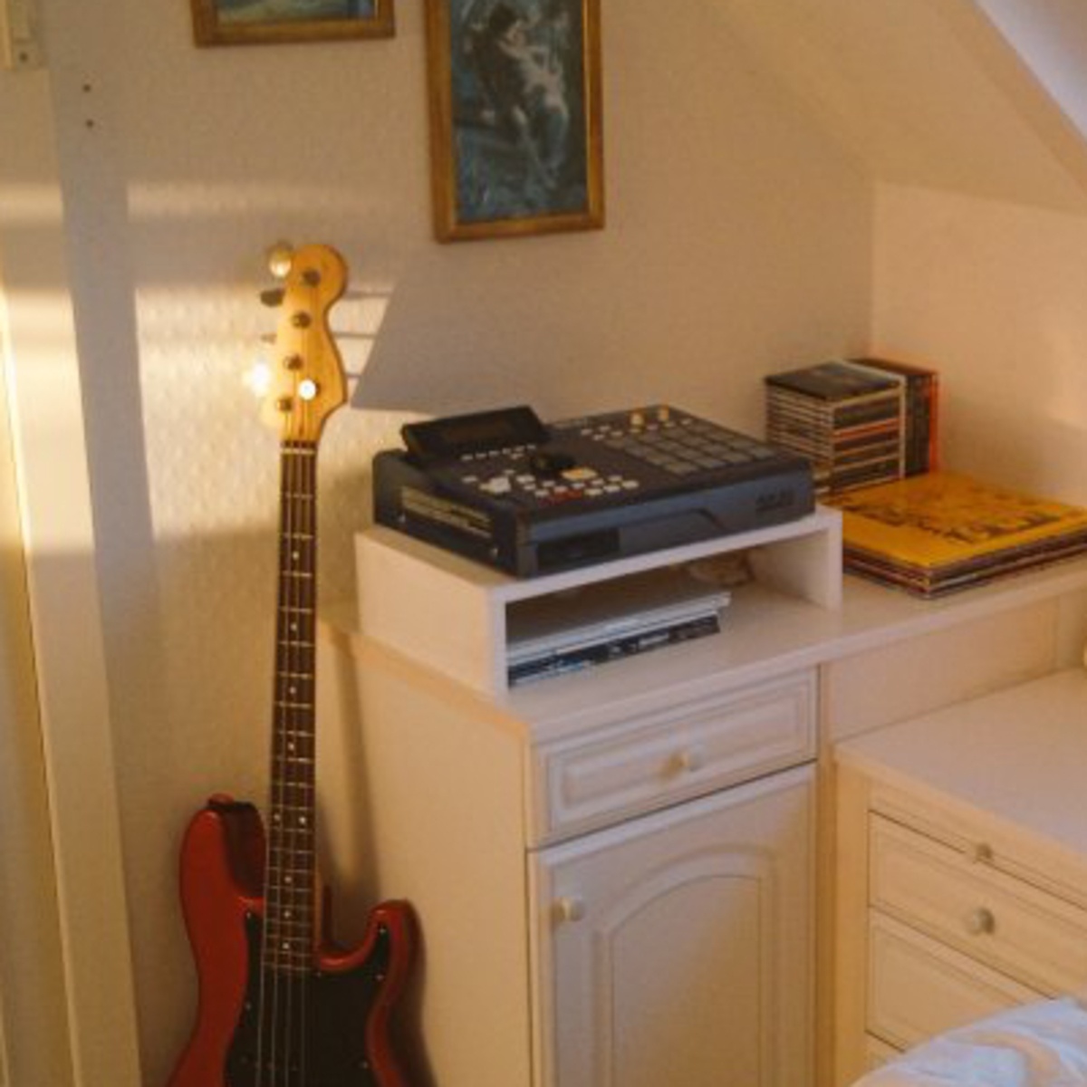 Electronic Studio Setup by finleygomez featuring Apple MacBook Pro (General), Akai MPC 2000XL, and Squier Precision Affinity PJ
