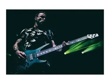 Status Graphite Chris Wolstenholme signature 5 string bass