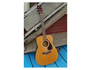 Yamaha FG-335