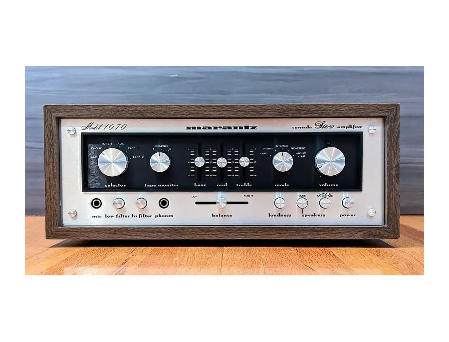 Marantz Model 1070 35-Watt Stereo Solid-State Integrated Amplifier Marantz Model 1070 35-Watt Stereo Solid-State Integrated Amplifier