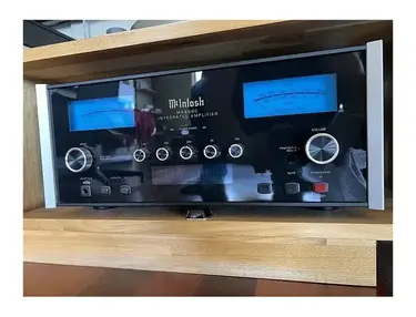 McIntosh MA8900 200-Watt Stereo Solid State Integrated Amplifier