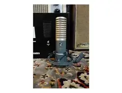 sE Electronics R1 Ribbon Microphone main image