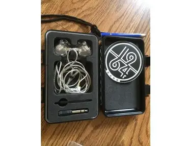 1964-Qi In ear monitors