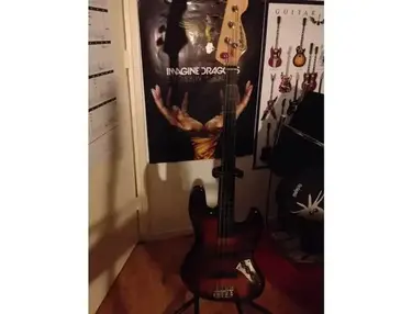 Squier/Vox Humana jazz bass