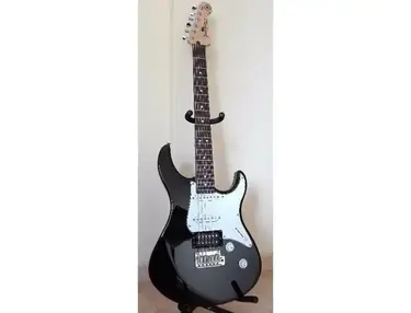 Yamaha Pacifica 712