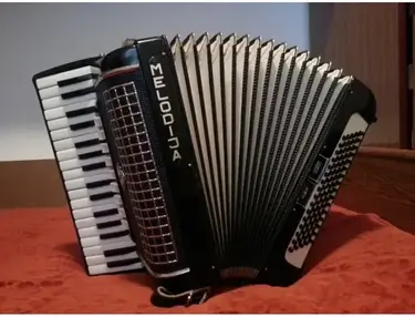 Melodija 80 bass accordion