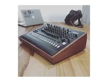 Mixingtable Roland TR8S Desk Stand