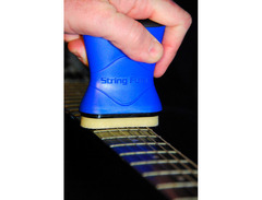 MusicNomad String Fuel String Cleaner & Lubricant with Applicator image 4
