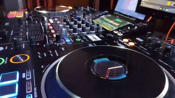 Pioneer XDJ XZ - ranked #57 in DJ Controllers | Equipboard