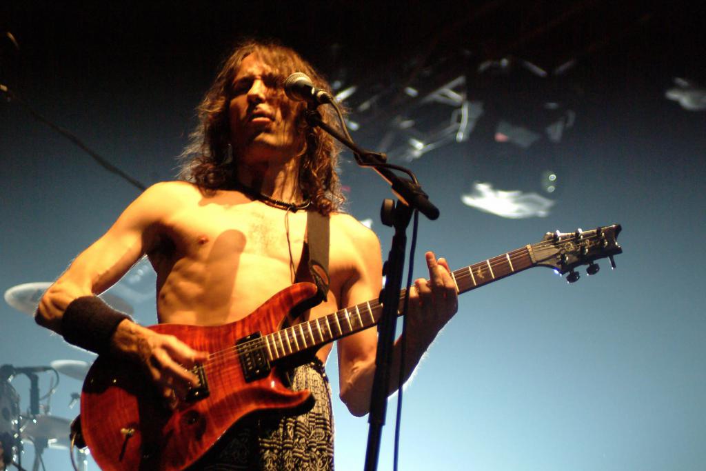 Robe Iniesta, su guitarra 'Rebeldía' y una campaña solidaria 