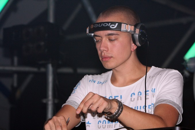 1000 дж. Headhunterz 2015. Вильям риберген Headhunterz. Reignite Headhunterz на русском.