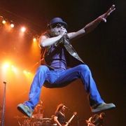 Kid Rock uses 1 Greg Bennett product