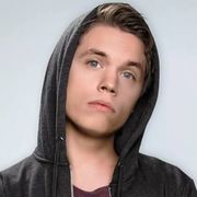 Joel Berghult (Roomie) uses 1 Neewer product