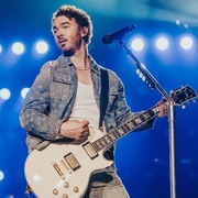 Kevin Jonas uses 1 Baranik product