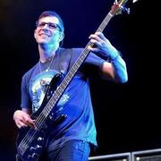 Stefan Lessard uses 1 Thomastik-Infeld product