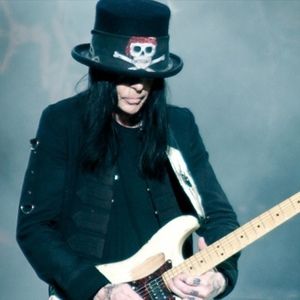 Mick Mars' Guitar Gear, Stratocasters & Rig | Equipboard®