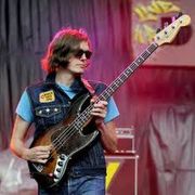 Nikolai Fraiture uses 2 Höfner products